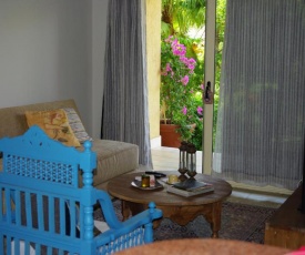 Luxury garden apartment and walk to the beach