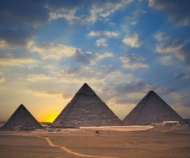 Pyramids Land inn