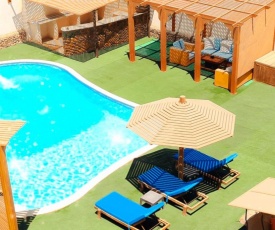 Royal Blue villa with heated private swimming pool