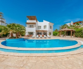 Beautiful 4 bedroom White Villa with Heated Pool