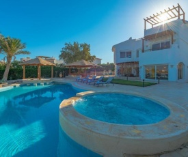 4 Bedroom Villa with Heated Pool, Jacuzzi & Lagoon View in Phase 4